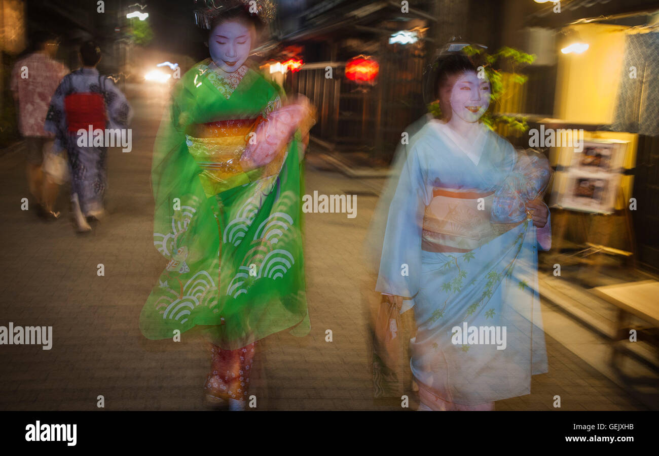 Geisha und "Maiko" (Lehrling Geisha). In Geisha des Gebietes von Gion.Kyoto. Kansai, Japan. Stockfoto