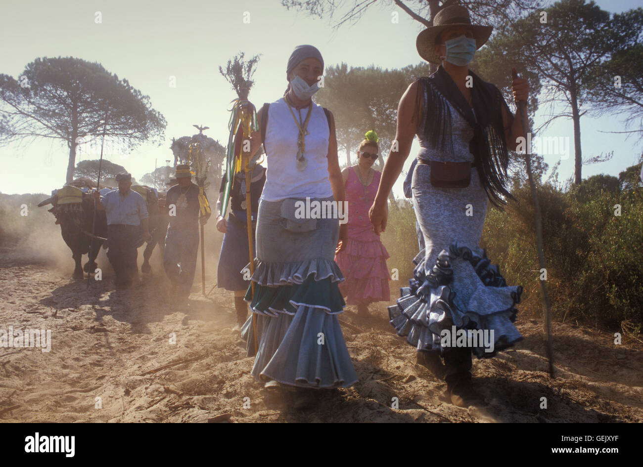 Pilger in El Cerro del Trigo, Romeria del Rocio, Pilger auf ihrem Weg durch den Nationalpark Doñana Wallfahrt des Sanlúc Stockfoto