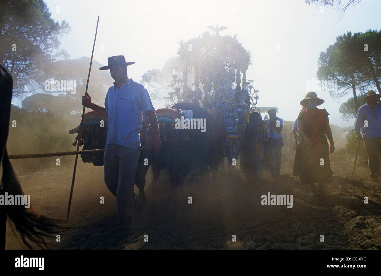 Pilger in El Cerro del Trigo, Romeria del Rocio, Pilger auf ihrem Weg durch den Nationalpark Doñana Wallfahrt des Sanlúc Stockfoto