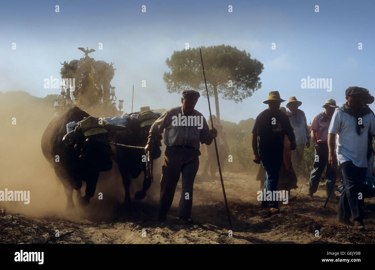 Pilgern in der Nähe von Cerro del Trigo, Romeria del Rocio, Pilger auf ihrem Weg durch den Nationalpark Doñana, Wallfahrt von Sanlúcar Stockfoto