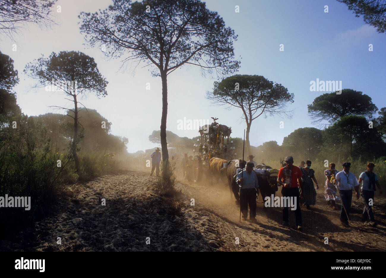 Pilgern in der Nähe von Cerro del Trigo, Romeria del Rocio, Pilger auf ihrem Weg durch den Nationalpark Doñana, Wallfahrt von Sanlúcar Stockfoto