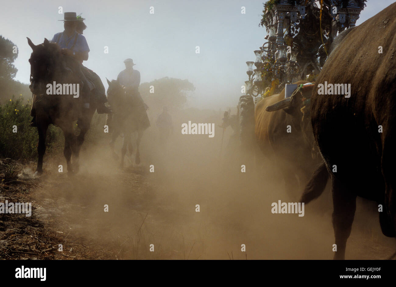 Pilgern in der Nähe von Cerro del Trigo, Romeria del Rocio, Pilger auf ihrem Weg durch den Nationalpark Doñana, Wallfahrt von Sanlúcar Stockfoto