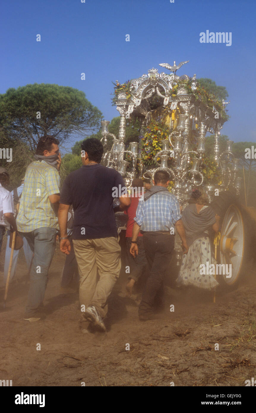 Pilgern in der Nähe von Cerro del Trigo, Romeria del Rocio, Pilger auf ihrem Weg durch den Nationalpark Doñana, Wallfahrt von Sanlúcar Stockfoto
