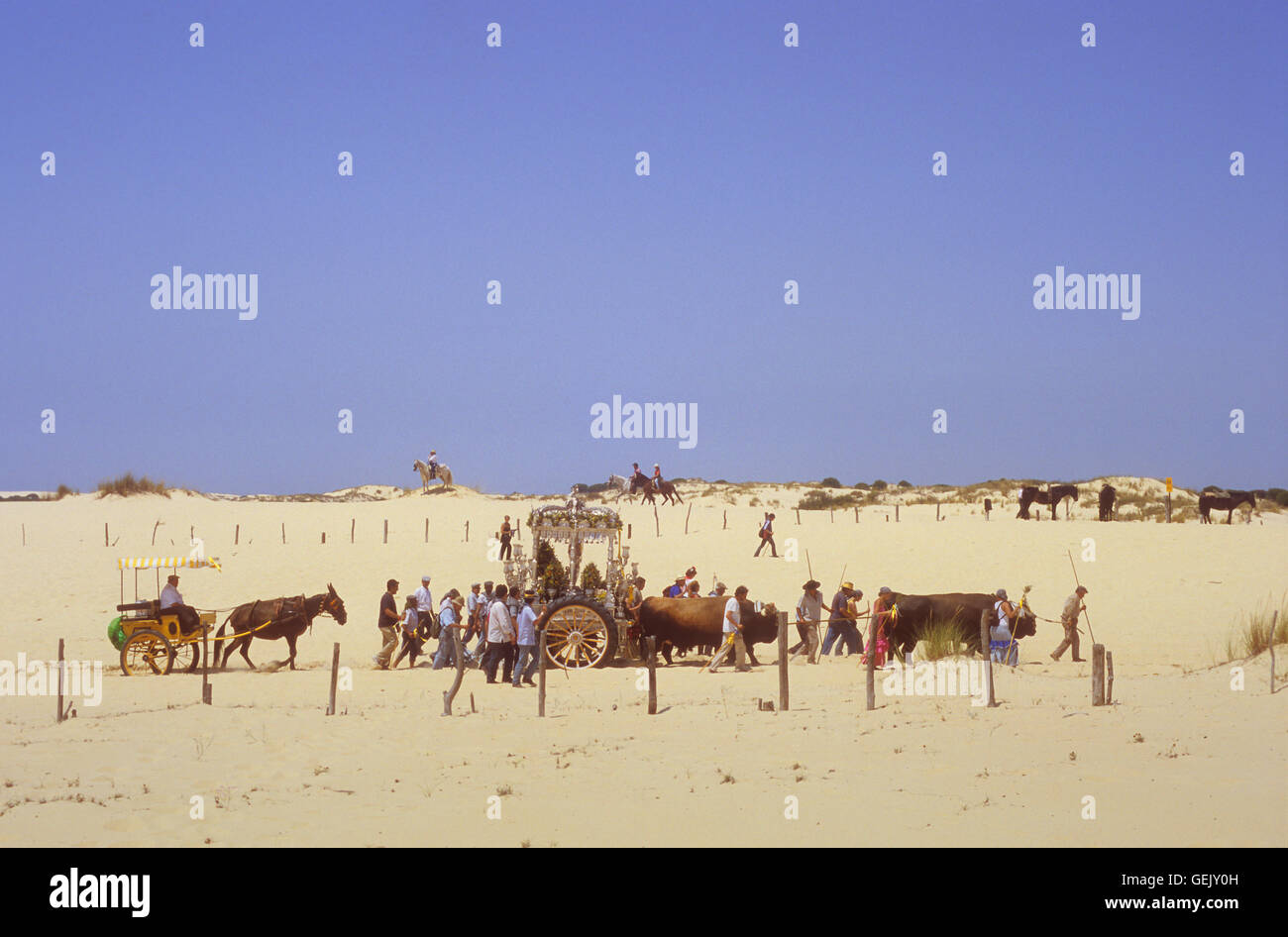 Pilger in Cerro de Los Ansares, Romeria del Rocio, Pilger auf ihrem Weg durch den Nationalpark Doñana Wallfahrt des Sanlú Stockfoto