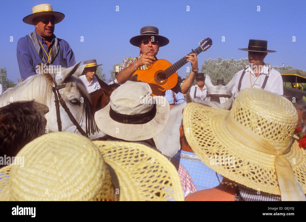 Pilgern in der Nähe von Doñana Palast singen, Wallfahrt Romeria del Rocio, Pilger auf ihrem Weg durch den Nationalpark Doñana der Sa Stockfoto