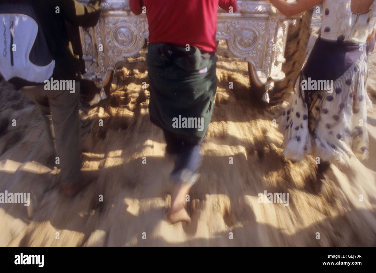 Pilger zu Fuß hinter dem Wagen, in Cerro de Los Ansares, Romeria del Rocio, Pilger auf ihrem Weg durch die Doñana Nation Stockfoto