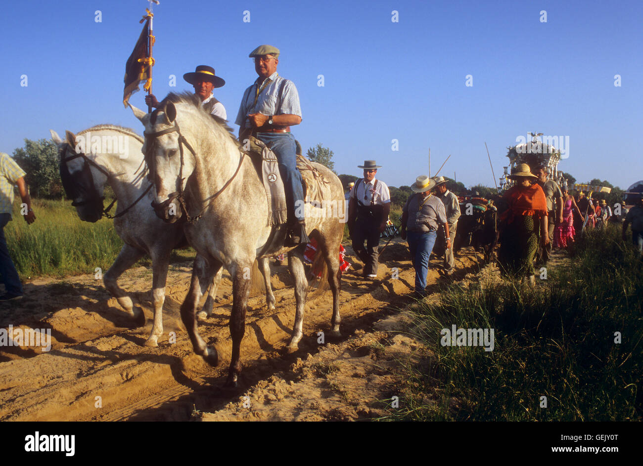 Pilgern in der Nähe von Doñana Palast, Romeria del Rocio, Pilger auf ihrem Weg durch den Nationalpark Doñana, Wallfahrt von Sanlúcar d Stockfoto