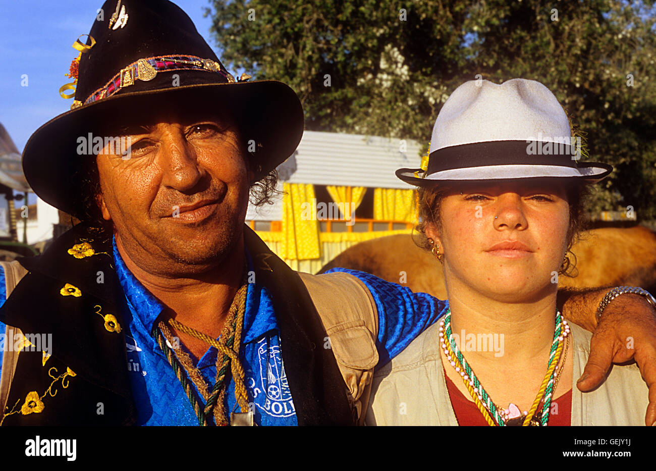Pilger, Juan Palacios mit seiner Tochter in Doñana Palast, Romeria del Rocio, Pilger auf ihrem Weg durch die Doñana National Stockfoto
