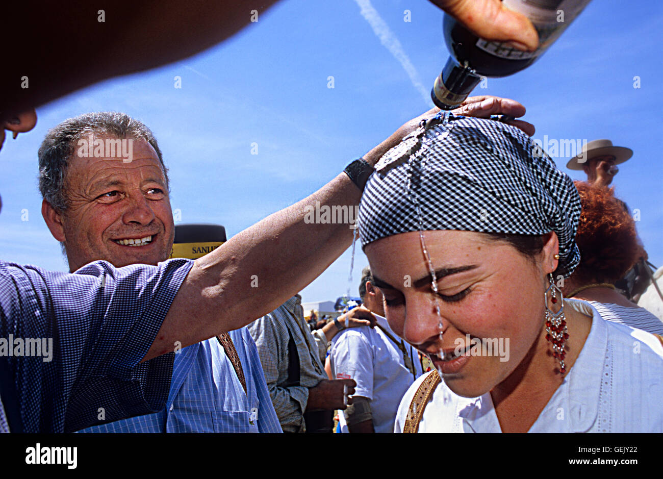 Priester, einen Pilger mit Manzanilla Wein zwischen Doñana Palast und Rocio Dorf, Romeria del Rocio, Pilger auf ihrem Weg zu taufen Stockfoto