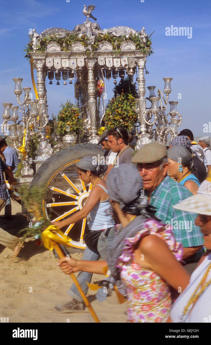 Pilgern in der Nähe von Rocio Dorf, Romeria del Rocio, Pilger auf ihrem Weg durch den Nationalpark Doñana Wallfahrt von Sanlúcar d Stockfoto