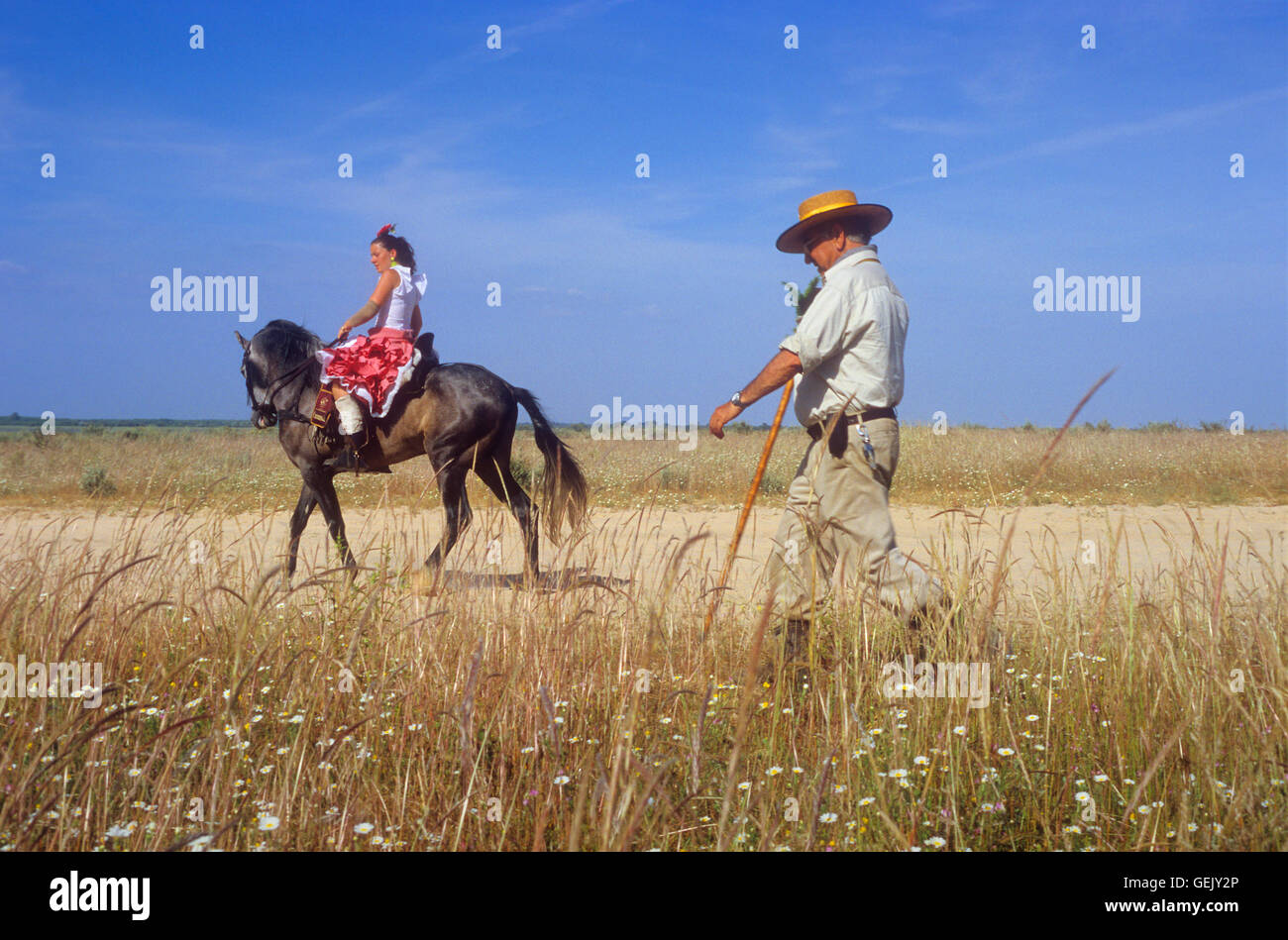 Pilgern in der Nähe von Rocio Dorf, Romeria del Rocio, Pilger auf ihrem Weg durch den Nationalpark Doñana Wallfahrt von Sanlúcar d Stockfoto