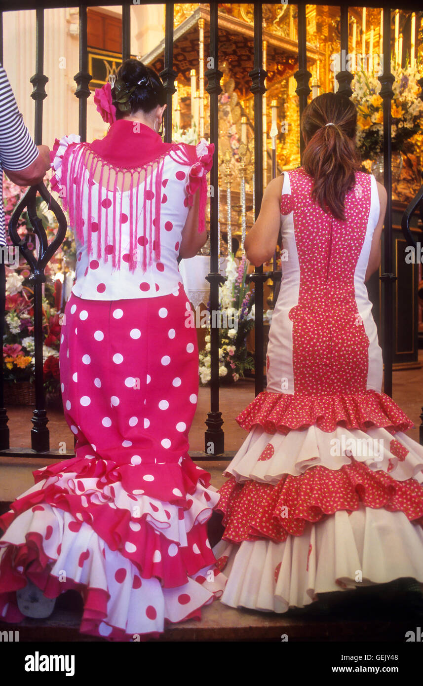 El Rocío Wallfahrt Wallfahrt, Pilger beten vor der Blanca Paloma Virgin Rocío, Ermita del Rocío, El Rocío, Almont Stockfoto