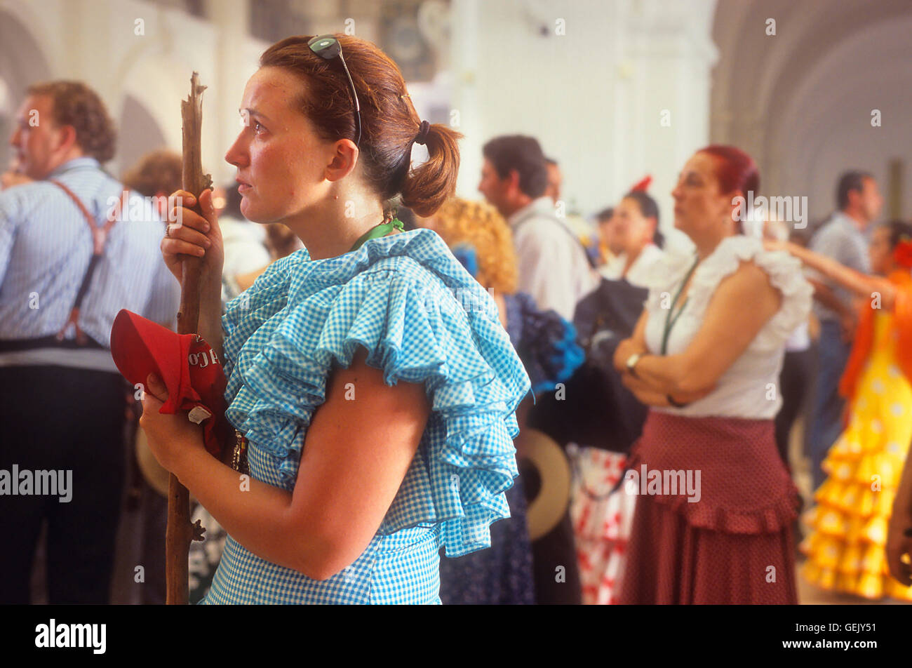 El Rocío Wallfahrt Wallfahrt, Pilger beten vor der Blanca Paloma Virgin Rocío, Ermita del Rocío, El Rocío, Almont Stockfoto
