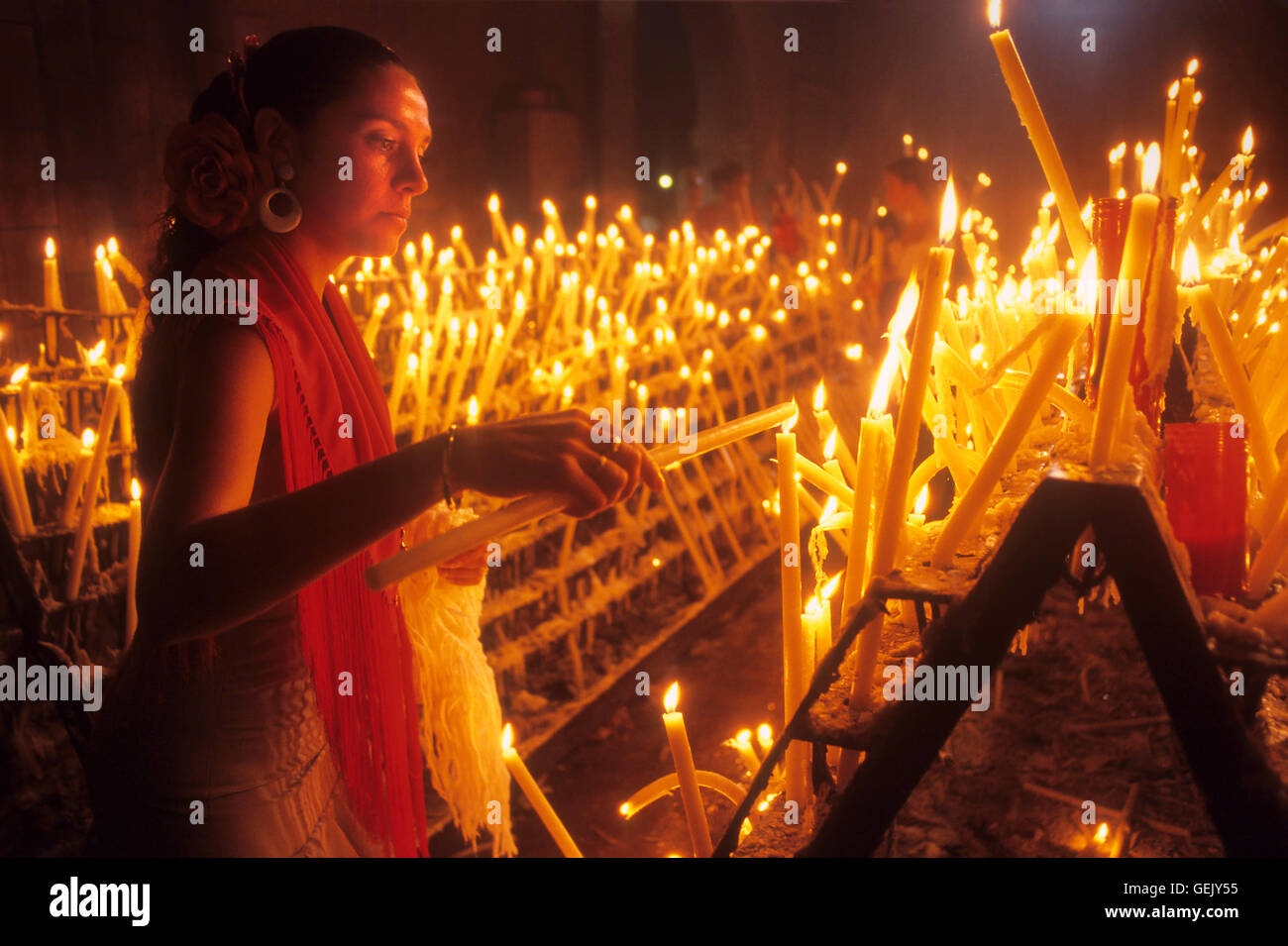 El Rocío Wallfahrt Wallfahrt, Votiv Kerzen in der Seitenkapelle der Ermita del Rocío, El Rocío, Almonte, Provinz Huelva, Andal Stockfoto