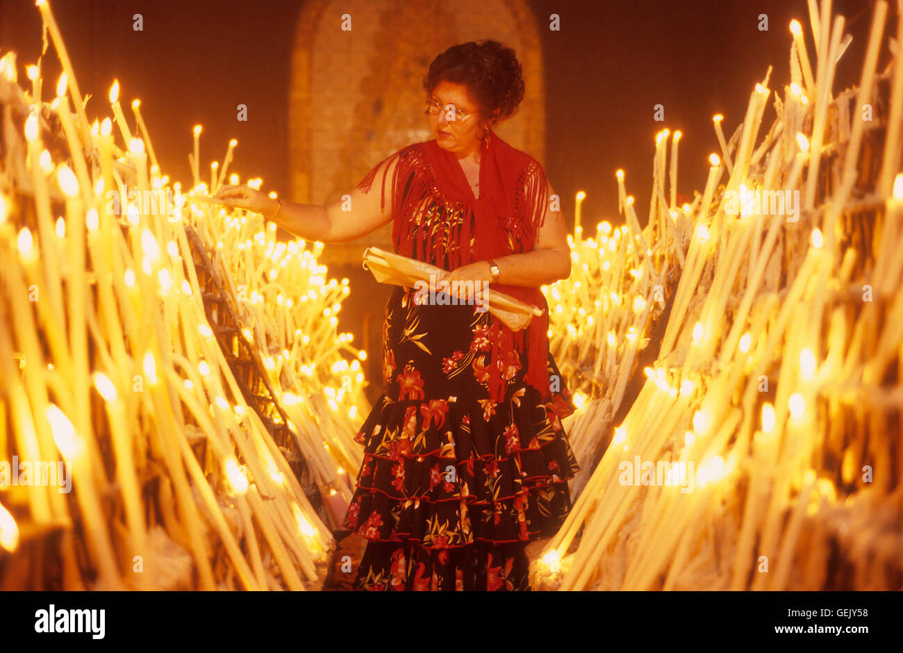 El Rocío Wallfahrt Wallfahrt, Votiv Kerzen in der Seitenkapelle der Ermita del Rocío, El Rocío, Almonte, Provinz Huelva, Andal Stockfoto