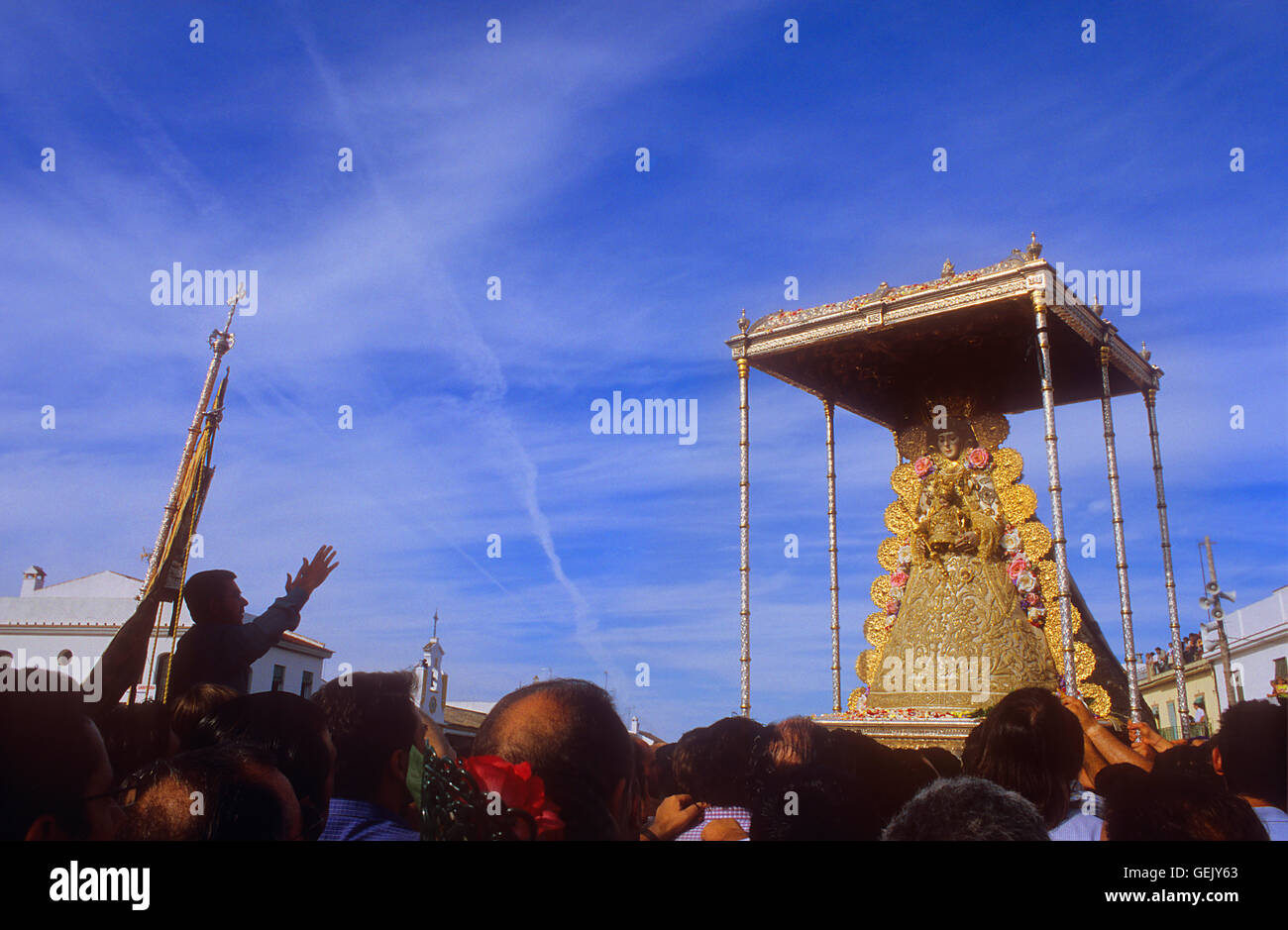 Priester schreien möchte und Dank der Jungfrau, Wallfahrt, Wallfahrtsort El Rocío, Blanca Paloma, virgin Prozession, Almonte, Hu Stockfoto