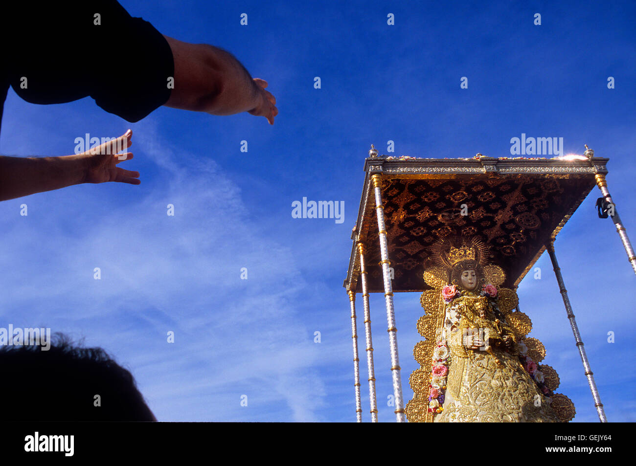 Arme des Priesters, er schreien, Wünsche und Dank der Jungfrau, Wallfahrt, Wallfahrtsort El Rocío, Blanca Paloma, virgin Prozession, Al Stockfoto