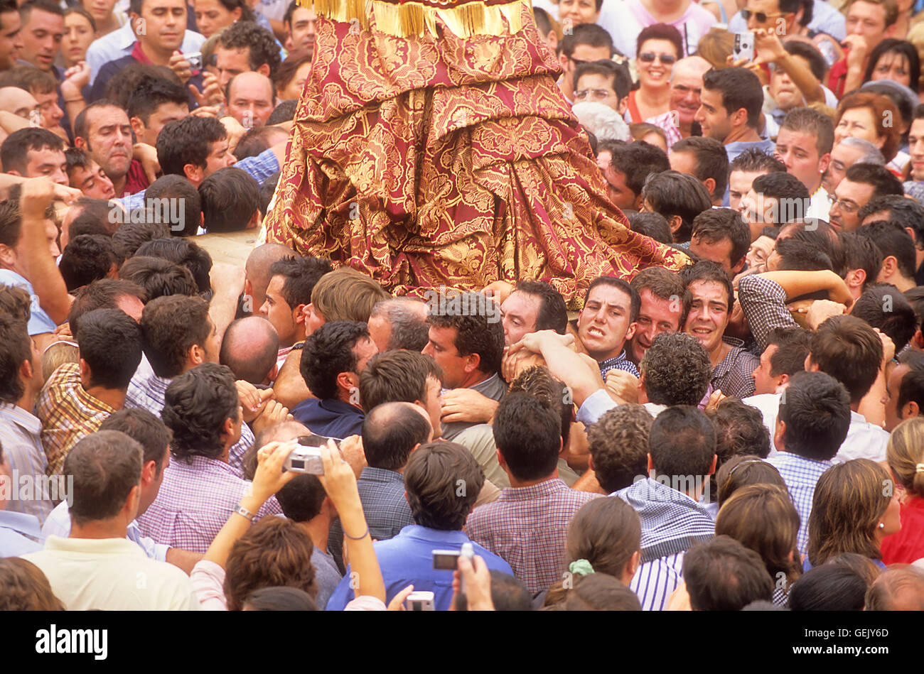 Pilger unter der schweren Last der Blanca Paloma, Jungfrau von El Rocio, Wallfahrt-Wallfahrt, spezielle Prozession, einmal alle sieben y Stockfoto
