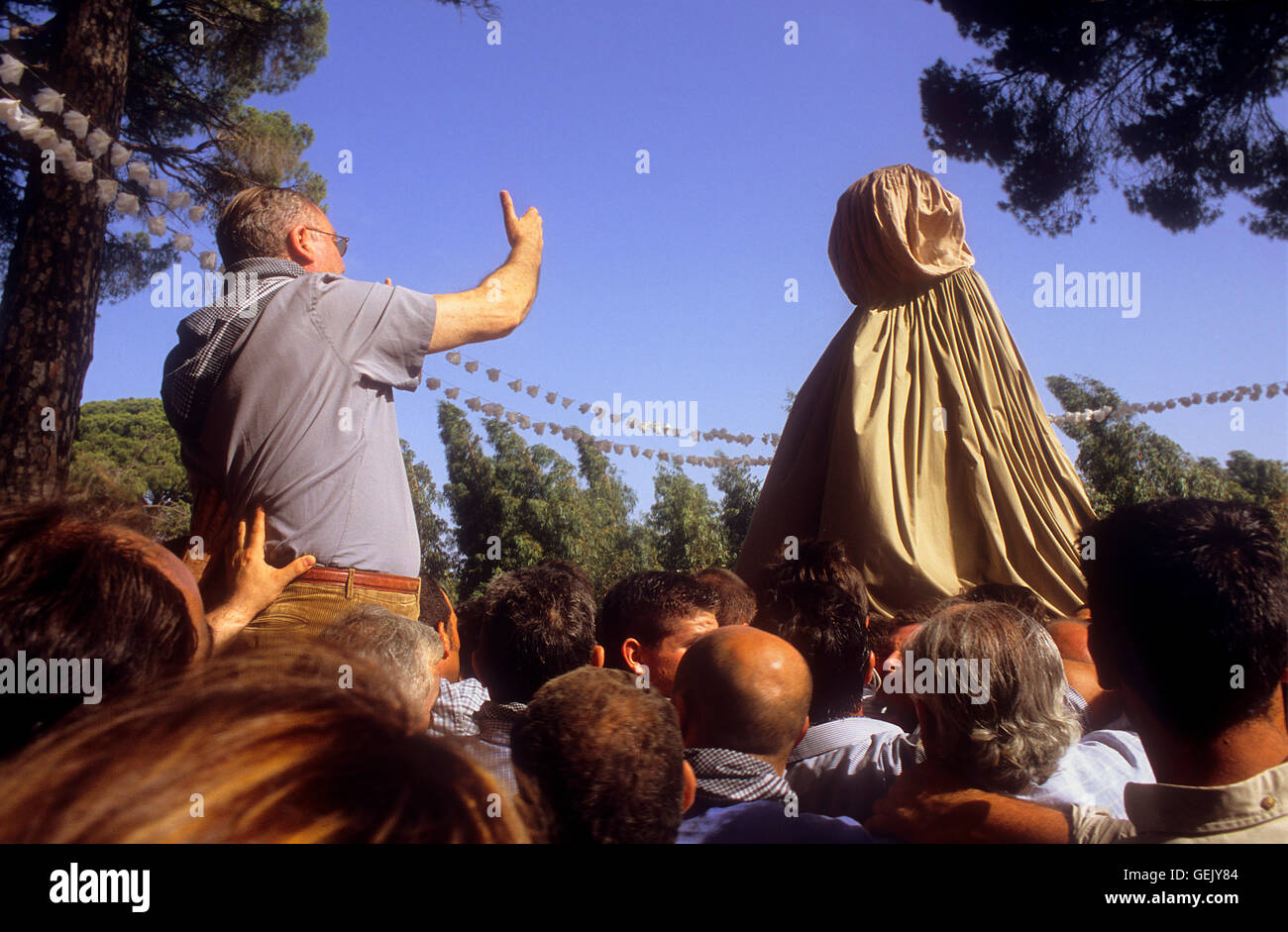 Priester schreien möchte und Dank der Jungfrau, El Rocío Romería Wallfahrt, spezielle Prozession, alle sieben Jahre die virg Stockfoto