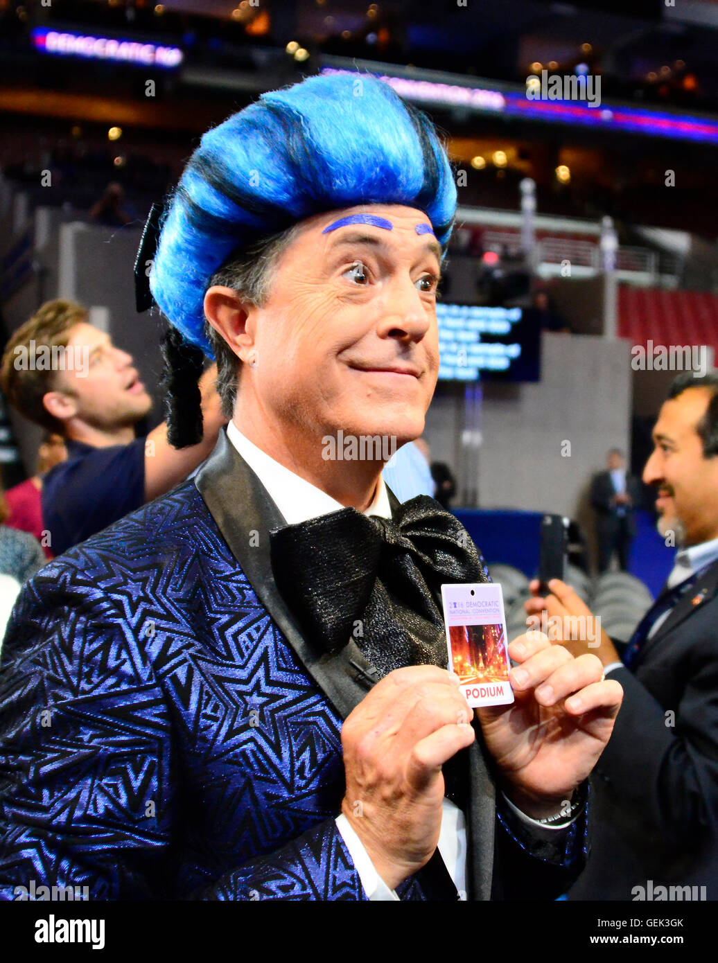 Philadelphia, USA. 24. Juli 2016. Stephen Colbert, Host of The Late Show mit Stephen Colbert auf CBS-TV zeigt sein Podium-Pass als er ein wenig in einem der Gänge des Bodens vor 2016 Democratic National Convention im Wells Fargo Center in Philadelphia, Pennsylvania am Sonntag, 24. Juli 2016 statt übt. Bildnachweis: Ron Sachs/CNP (Einschränkung: NO New York oder New Jersey Zeitungen oder Zeitschriften in einem Umkreis von 75 Meilen von New York City) © Dpa/Alamy Live-Nachrichten Stockfoto