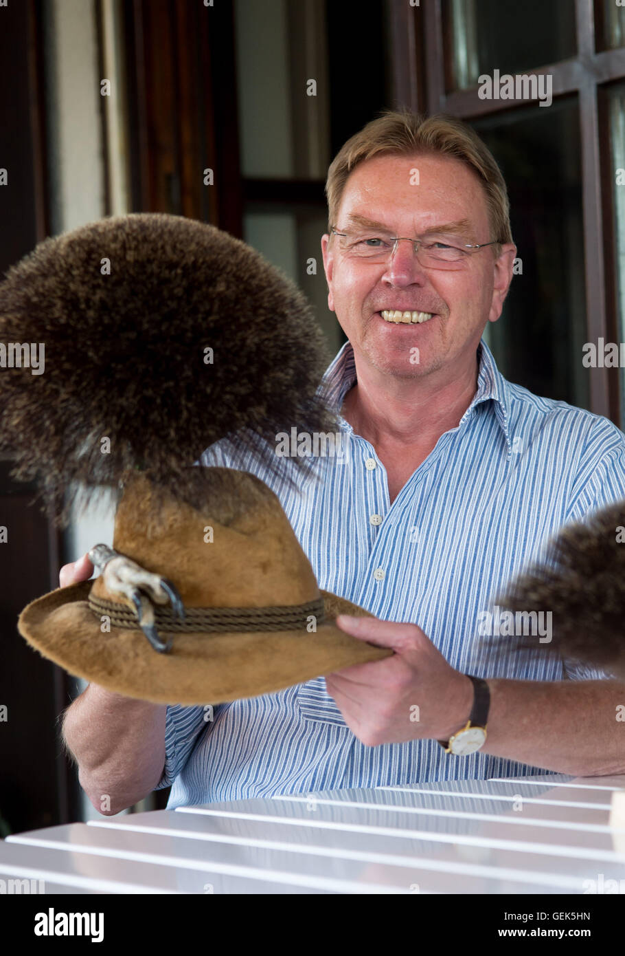 Ebersberg, Deutschland. 22. Juni 2016. Ornament-Binder Jakob Weiss arbeitet an einem traditionellen bayerischen Hut Ornament ein Haarbüschel Gemsen in Ebersberg, Deutschland, 22. Juni 2016 gemacht hat. Foto: TOBIAS HASE/Dpa/Alamy Live News Stockfoto