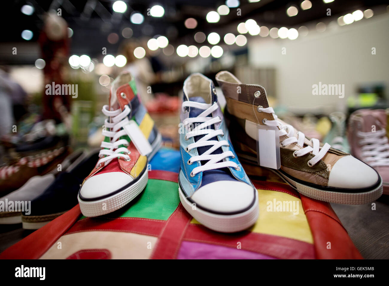 Düsseldorf, Deutschland. 26. Juni 2016. Chucks vom Hersteller "John W. Shoes"  auf der GDS Schuh Messe in Düsseldorf, 26. Juni 2016 zu sehen. Bequeme  Schuhe werden den Trend Frühjahr/Sommer 2017 für jede