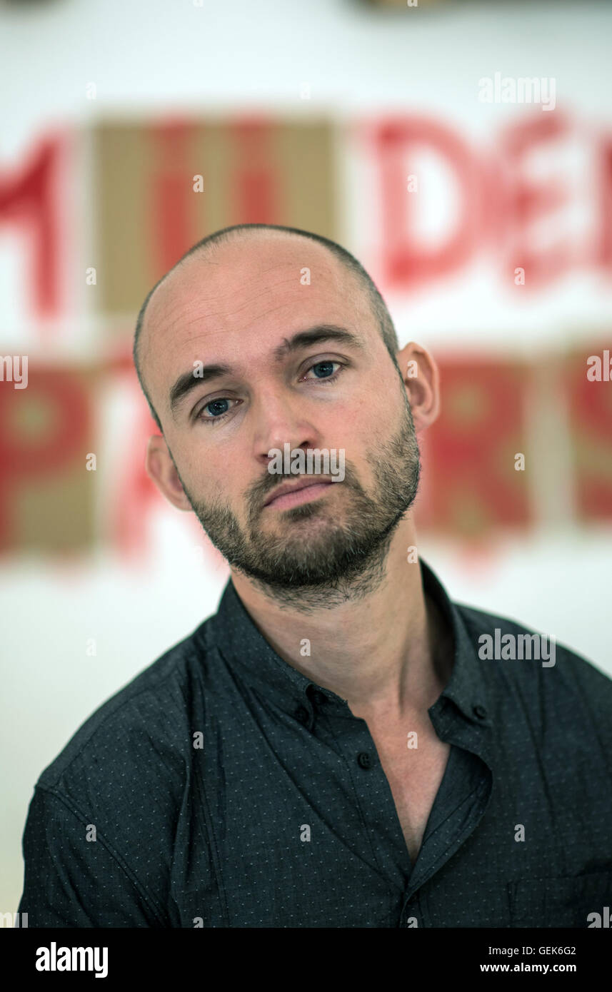 Wiesbaden, Deutschland. 26. Juli 2016. Niederländische Künstler Dries Verhoeven posieren vor den Satz des Sonderprojekts 'Asyl des Mueden Europaeers' (lit.) "Asyl des Europäischen müde") bei den Wiesbaden Biennale 2016 in Wiesbaden, Deutschland, 26. Juli 2016. Während der Biennale in Wiesbaden vom 25 August bis zum 4. September 2016 entwerfen internationale Künstler eine utopische Gesellschaft mit Kunstprojekten an Differenct Standorten in der Innenstadt. Foto: ANDREAS ARNOLD/Dpa/Alamy Live-Nachrichten Stockfoto