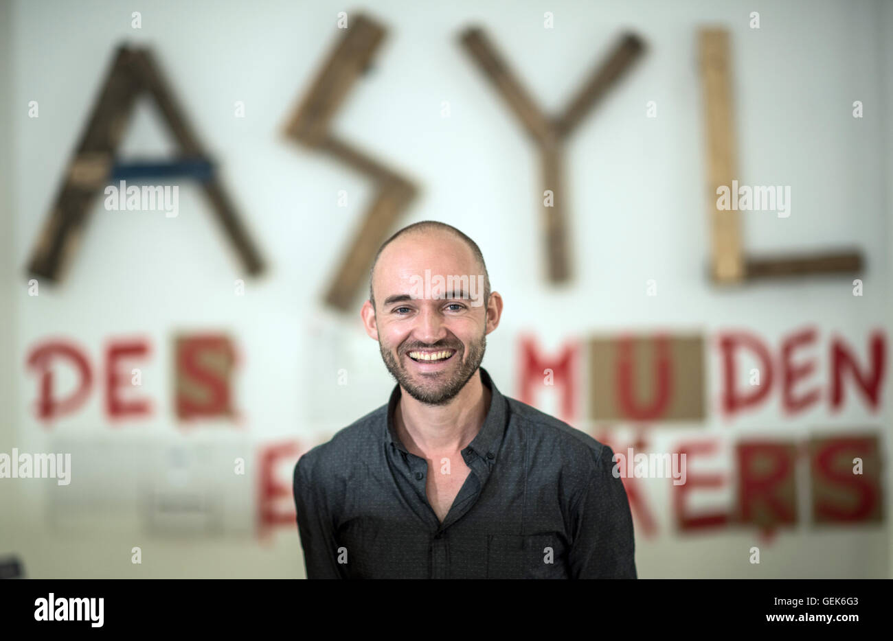 Wiesbaden, Deutschland. 26. Juli 2016. Niederländische Künstler Dries Verhoeven posieren vor den Satz des Sonderprojekts 'Asyl des Mueden Europaeers' (lit.) "Asyl des Europäischen müde") bei den Wiesbaden Biennale 2016 in Wiesbaden, Deutschland, 26. Juli 2016. Während der Biennale in Wiesbaden vom 25 August bis zum 4. September 2016 entwerfen internationale Künstler eine utopische Gesellschaft mit Kunstprojekten an Differenct Standorten in der Innenstadt. Foto: ANDREAS ARNOLD/Dpa/Alamy Live-Nachrichten Stockfoto