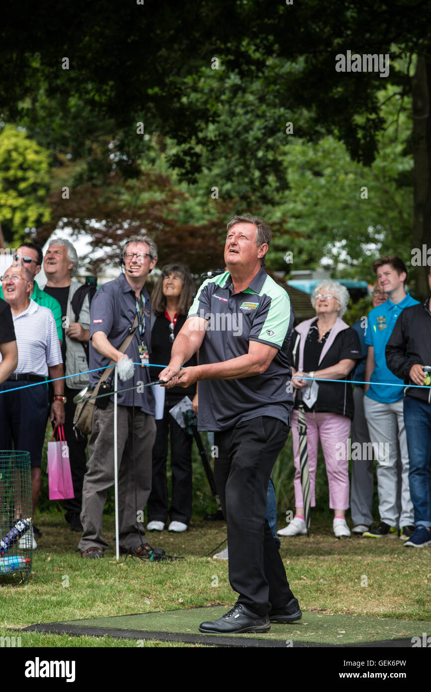 Warwickshire, UK. 26. Juli 2016. Bauernhof Lebensmittel britische Par 3 Meisterschaft in Nailcote Hall in Warwickshire.  Eric Bristow MBE Abschlag am ersten Loch zu Beginn seiner Runde Golf. Bildnachweis: Steven Reh/Alamy Live News Stockfoto