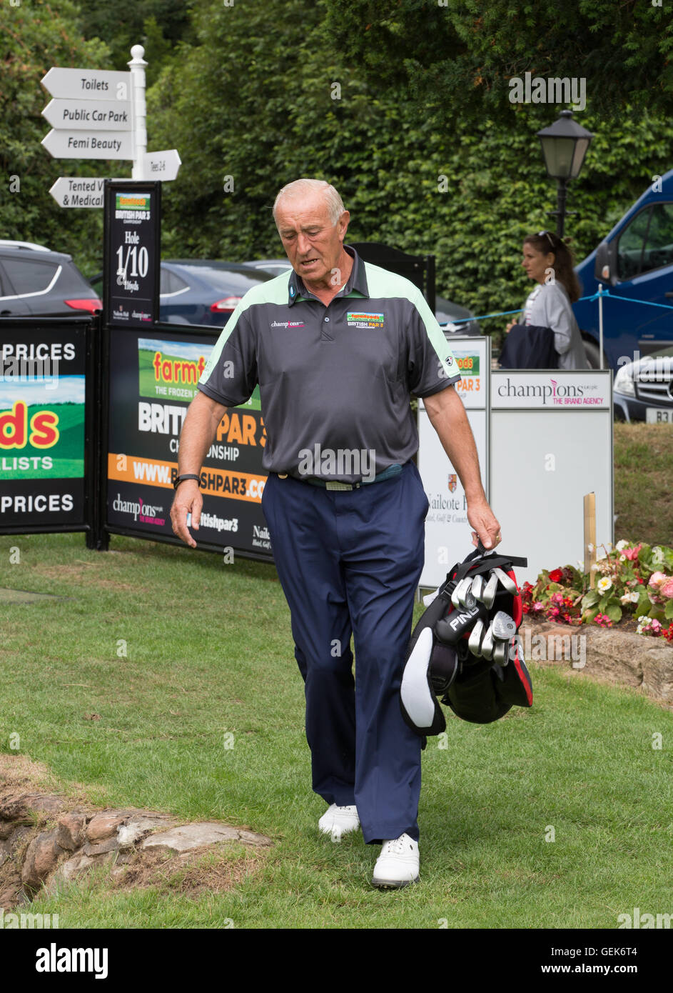 Warwickshire, UK. 26. Juli 2016. Bauernhof Lebensmittel britische Par 3 Meisterschaft in Nailcote Hall in Warwickshire.  Len Goodman Überschrift zum üben grün, bevor er seine Runde Golf beginnt. Bildnachweis: Steven Reh/Alamy Live News Stockfoto