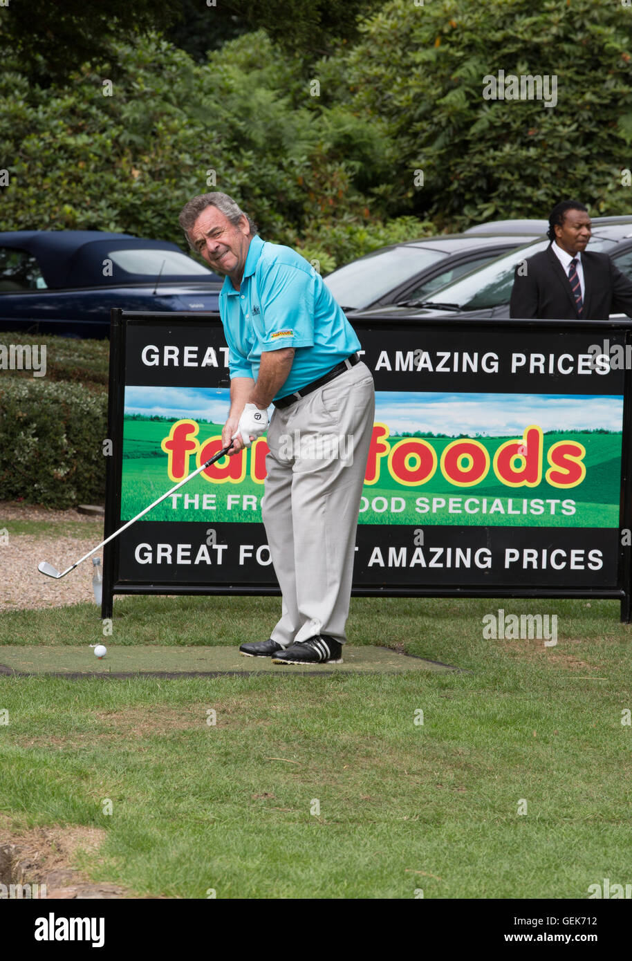 Warwickshire, UK. 26. Juli 2016. Bauernhof Lebensmittel britische Par 3 Meisterschaft in Nailcote Hall in Warwickshire.  Tony Jacklin CBE Abschlag am ersten Loch. Bildnachweis: Steven Reh/Alamy Live News Stockfoto