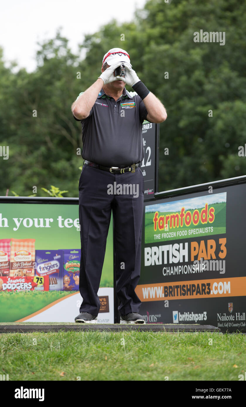 Warwickshire, UK. 26. Juli 2016. Bauernhof Lebensmittel britische Par 3 Meisterschaft in Nailcote Hall in Warwickshire.  Nigel Mansell Überprüfung der Abstand zum Loch des t-Stücks. Bildnachweis: Steven Reh/Alamy Live News Stockfoto