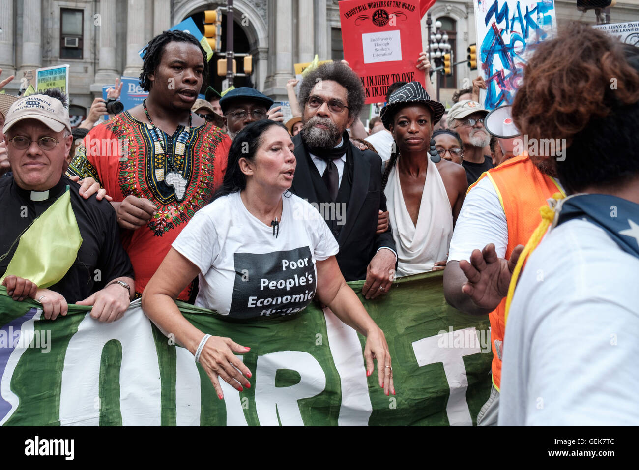 Philadelphia, Pennsylvania, USA. 25. Juli 2016. Dr. Cornel West führt die März für unser Leben. Der Marsch ist aus Protest gegen die Nominierung von Hillary Clinton bei der Democratic National Convention und setzt sich aus einer Koalition von grünen Aktivisten, Bernie Sanders Unterstützer, Anarchisten, Sozialisten und andere. © Christopher Occhicone/ZUMA Draht/Alamy Live-Nachrichten Stockfoto