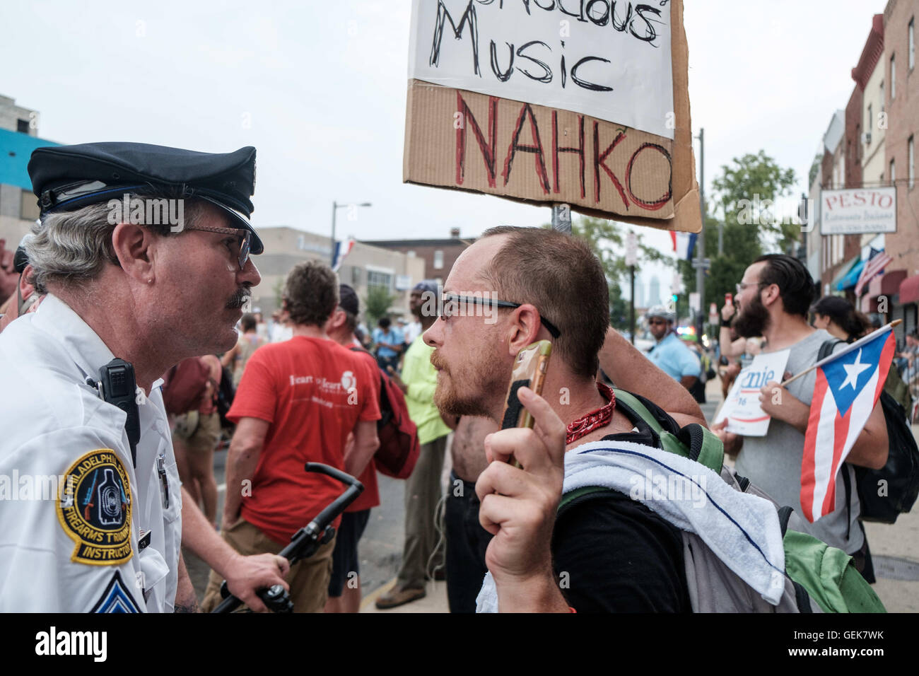 Philadelphia, Pennsylvania, USA. 25. Juli 2016. Ein Demonstrant verlangt, dass der Stadt entfernen ein Mississippi State Flag, das sie fühlen sich rassistisch ist, weil es ein Konföderierten Symbol enthält. Der März ist in Protest gegen die Nominierung von Hillary Clinton bei der DNC und setzt sich aus einer Koalition von grünen Aktivisten, Bernie Sanders Unterstützer, Anarchisten, Sozialisten und andere. © Christopher Occhicone/ZUMA Draht/Alamy Live-Nachrichten Stockfoto