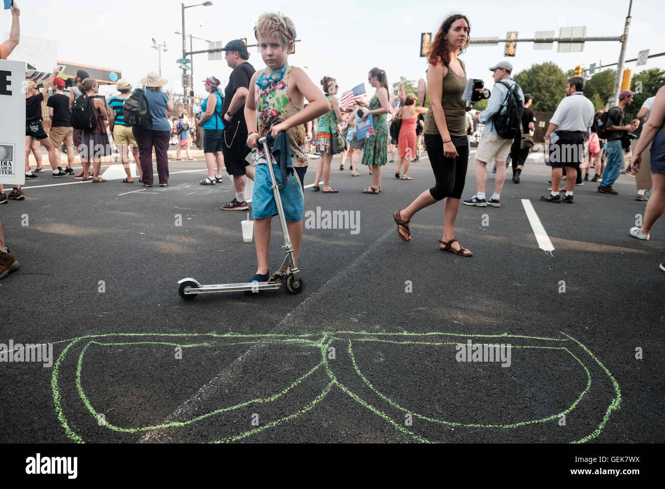 Philadelphia, Pennsylvania, USA. 25. Juli 2016. Ein Junge hat ein Kreide-Zeichen zur Unterstützung der Bernie Sanders Demonstrant außerhalb der Democratic National Convention im Wells Fargo Center gezogen. © Christopher Occhicone/ZUMA Draht/Alamy Live-Nachrichten Stockfoto