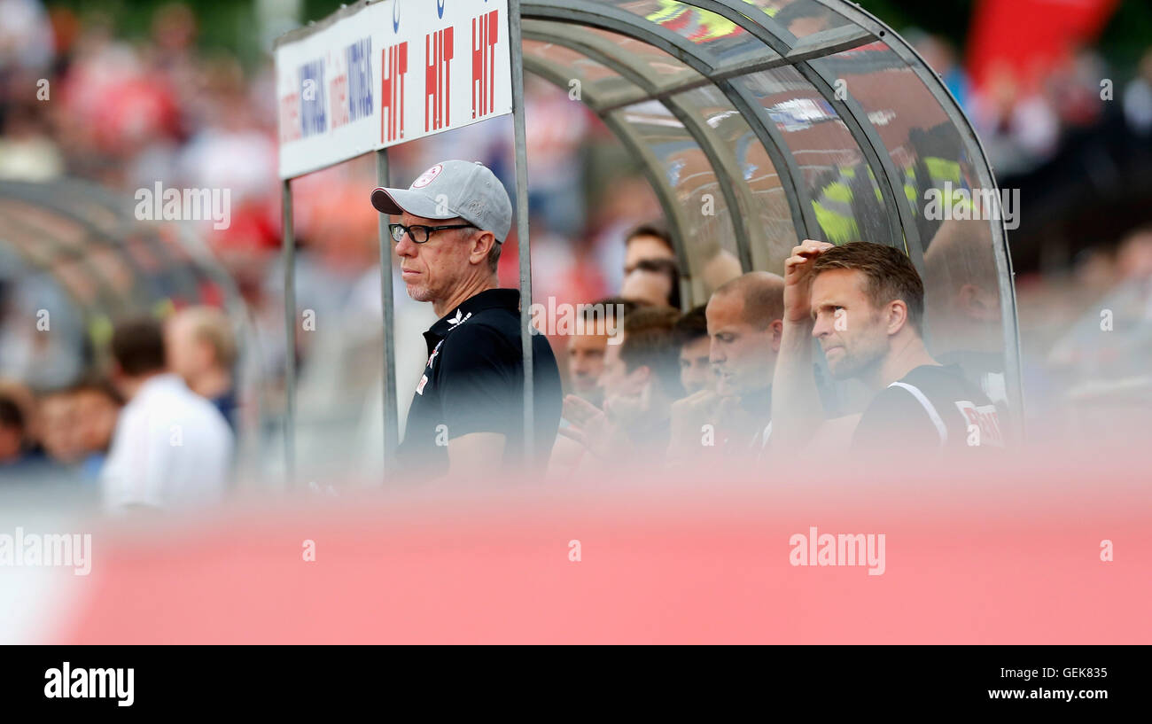 Köln, 26. Juli 2016, Vorsaison Fußballspiel, Fortuna Köln Vs 1. FC Köln: Manager Peter Stöger (1.) FC Köln, L).  Bildnachweis: Jürgen Schwarz/Alamy Live-Nachrichten Stockfoto