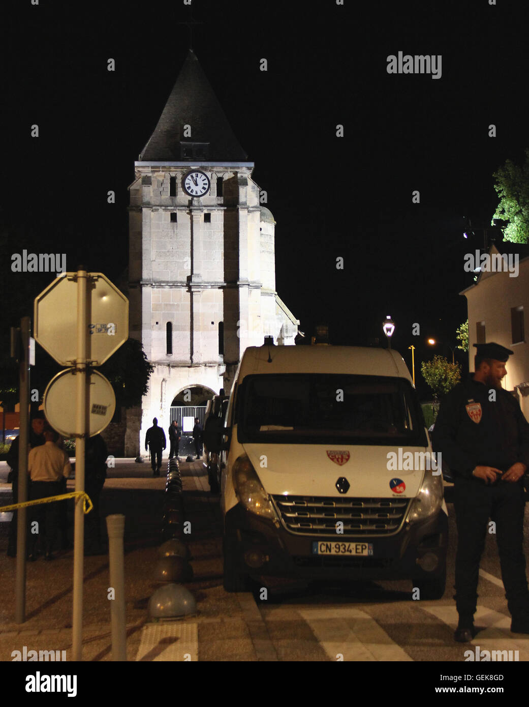 Saint Etienne du Rovray, Frankreich. 26. Juli 2016. Ein französischer Polizist steht Wache in der Nähe der Kirche, die in Saint-Etienne-du-Rouvray, Seine-Maritime Abteilung, Frankreich, 26. Juli 2016 angegriffen wurde. Eines Knifemen, die einen Priester in einer Kirche in Nordfrankreich geschlachtet "kategorisch als Adel Kermiche, 19 identifiziert wurde", sagte Paris Staatsanwalt Francois Molins am Dienstag. Er war bekannt, dass Geheimdienste und versuchte, die radikalen Aufständischen in Syrien zweimal im Jahr 2015 beitreten. Bildnachweis: Xinhua/Alamy Live-Nachrichten Stockfoto