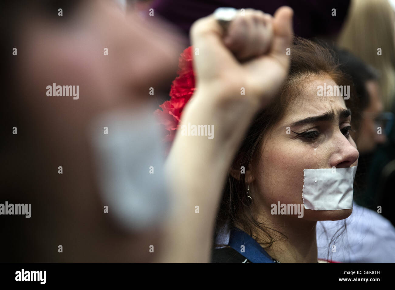 Philadelphia, Pennsylvania, USA. 26. Juli 2016. Ein Verfechter von Vermont Senator Bernie Sanders protestiert gegen die Nominierung von Hillary Clinton im Jahr 2016 Democratic National Convention in Philadelphia, Pennsylvania, USA am 26. Juli 2016. Hillary Clinton wurde formal demokratische Präsidentschaftskandidat hier am Dienstag, gesalbt als erste Frau für das Weiße Haus im Namen einer großen US-Partei ausgeführt. Bildnachweis: Li Muzi/Xinhua/Alamy Live-Nachrichten Stockfoto