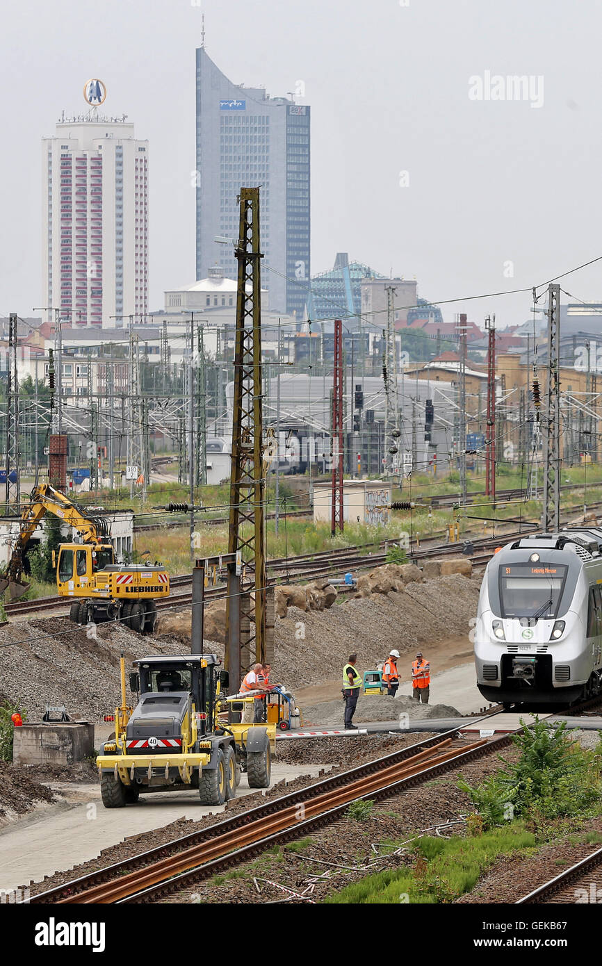 Bauarbeiter bauen neue Gleise während laufenden Bahnbetrieb in der Nähe von Leipzig Hauptbahnhof in Leipzig (Sachsen), Deutschland, 21. Juli 2016. Nach der neuen Eisenbahn Inbetriebnahme Linie VDE 8 zwischen Erfurt und Leipzig im Jahr 2015, die Integration der Route in den Hauptbahnhof, die, den Leipzig verbessert wird. Daher sind mehrere Tracks anders angeordnet und neu eingerichtet. Im Jahr 2020 sollen die Züge mit einer Geschwindigkeit von 160 Kilometern pro Stunde statt 80 gehen. Foto: Jan Woitas/ZB Stockfoto