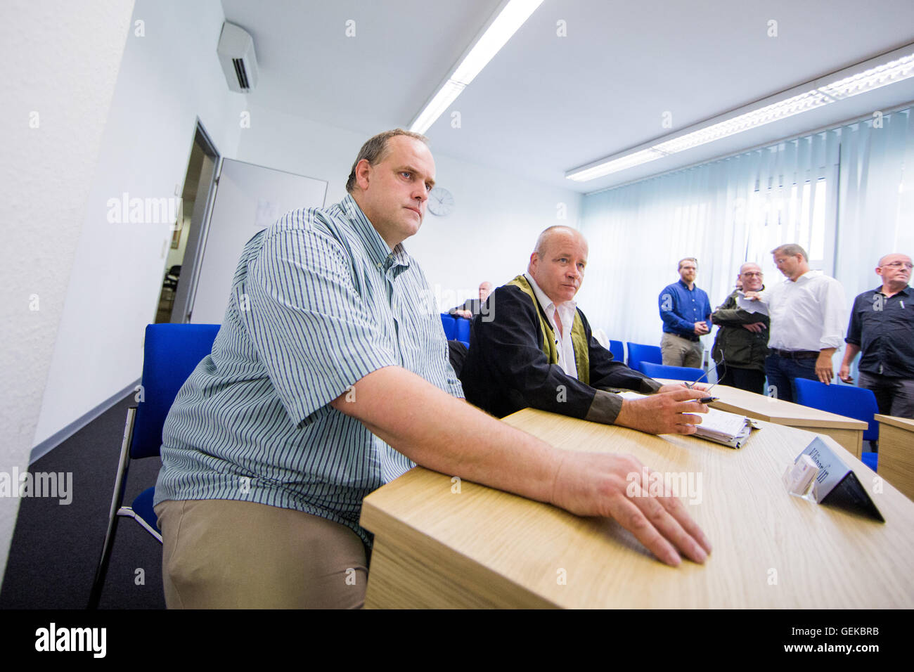 Dusseldorf Deutschland 27 Juli 2016 Hartmut H L Und Sein Anwalt Martin Lauppe Assmann Warten Auf Verfahren Der Staatlichen Arbeitsgericht In Dusseldorf 27 Juli 2016 Beginnen Die Arbeiter Die Wiegt Jetzt 188 Kg