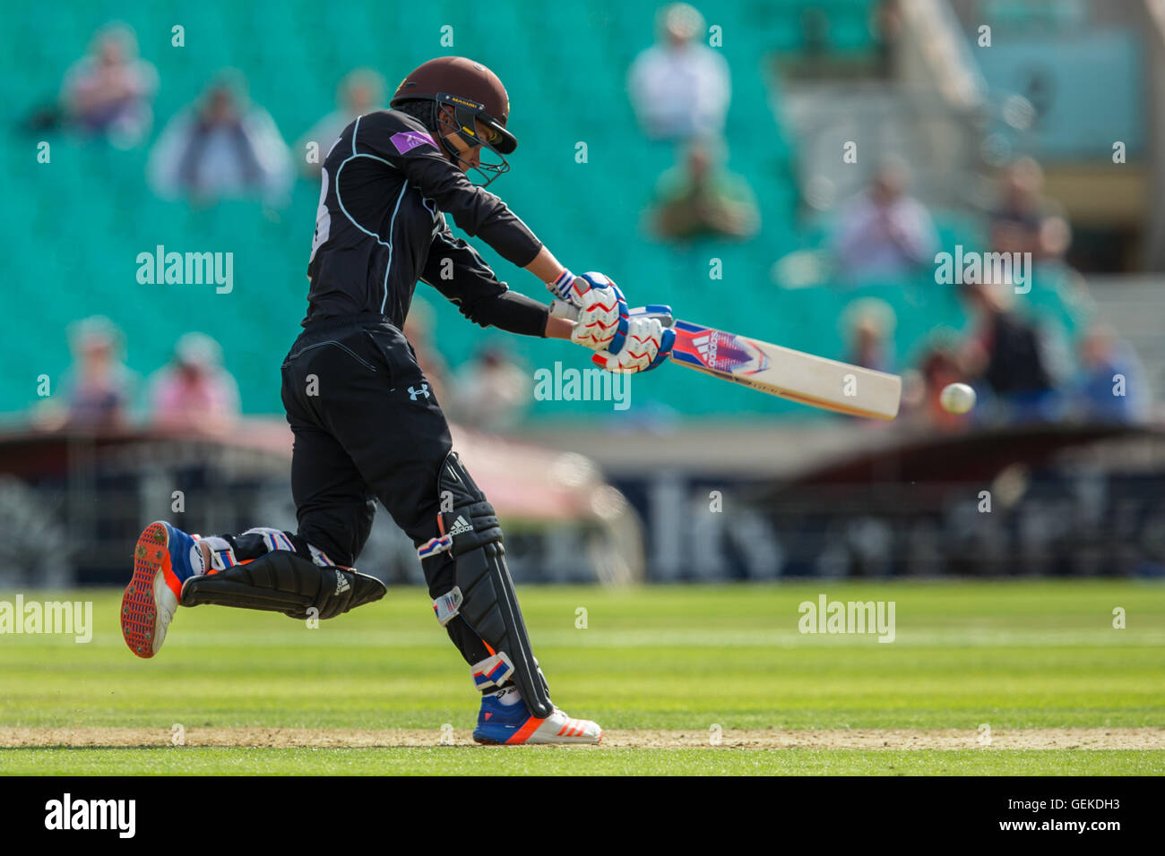 London, UK. 27. Juli 2016. Sam Curran Wimper für Surrey in Royal London-eines Tages-Cup-Spiel gegen Gloucestershire an das Oval. Bildnachweis: David Rowe/Alamy Live-Nachrichten Stockfoto