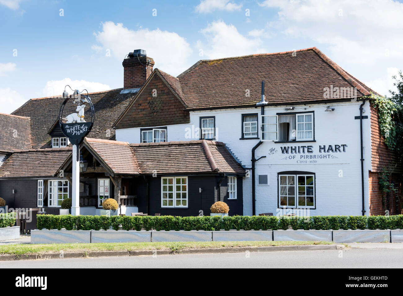 17. Jahrhundert The White Hart von Pirbright Pub auf The Green, Pirbright, Surrey, England, Vereinigtes Königreich Stockfoto