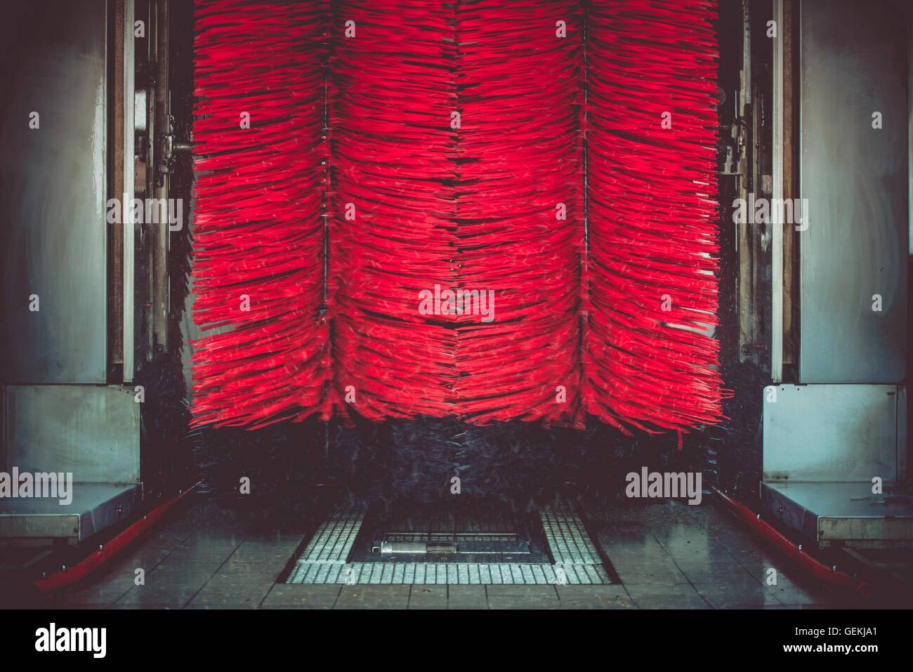 Automatische Autowäsche Bürsten drehen. Rot waschen Bürsten. Stockfoto