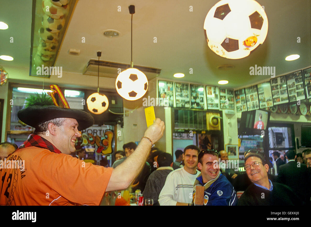 "Manolo el del Bombo´ scherzende bei den Fans des FC Valencia. In Bar von Manolo el del Bombo (5, Valencia FC Quadratmeter). Vor Valenc Stockfoto