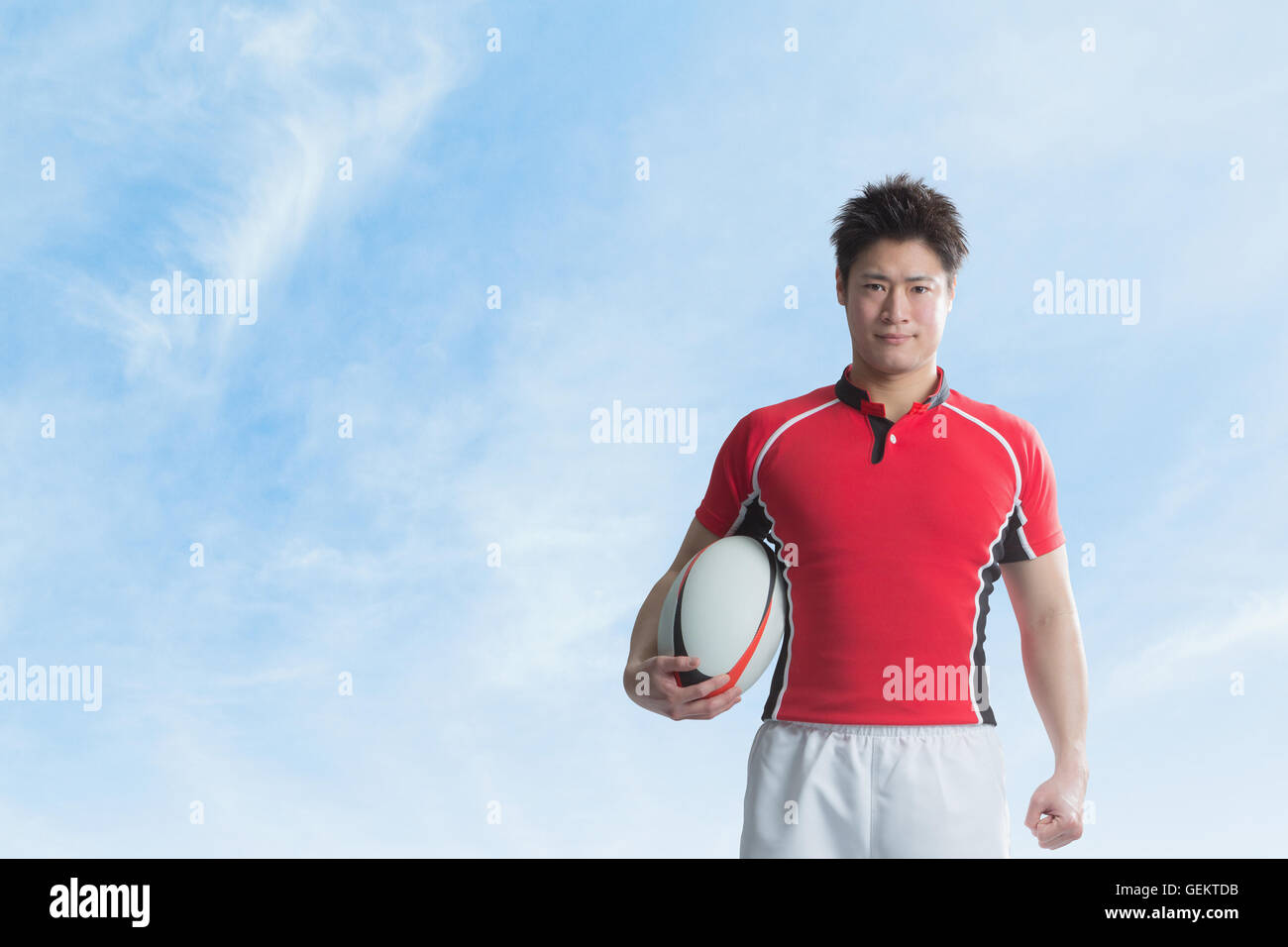 Porträt des japanischen Rugby-Spieler mit ball Stockfoto
