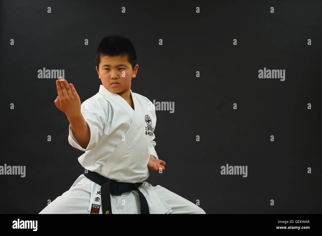 Japanische Kinder in Karate uniform auf schwarzem Hintergrund Stockfoto