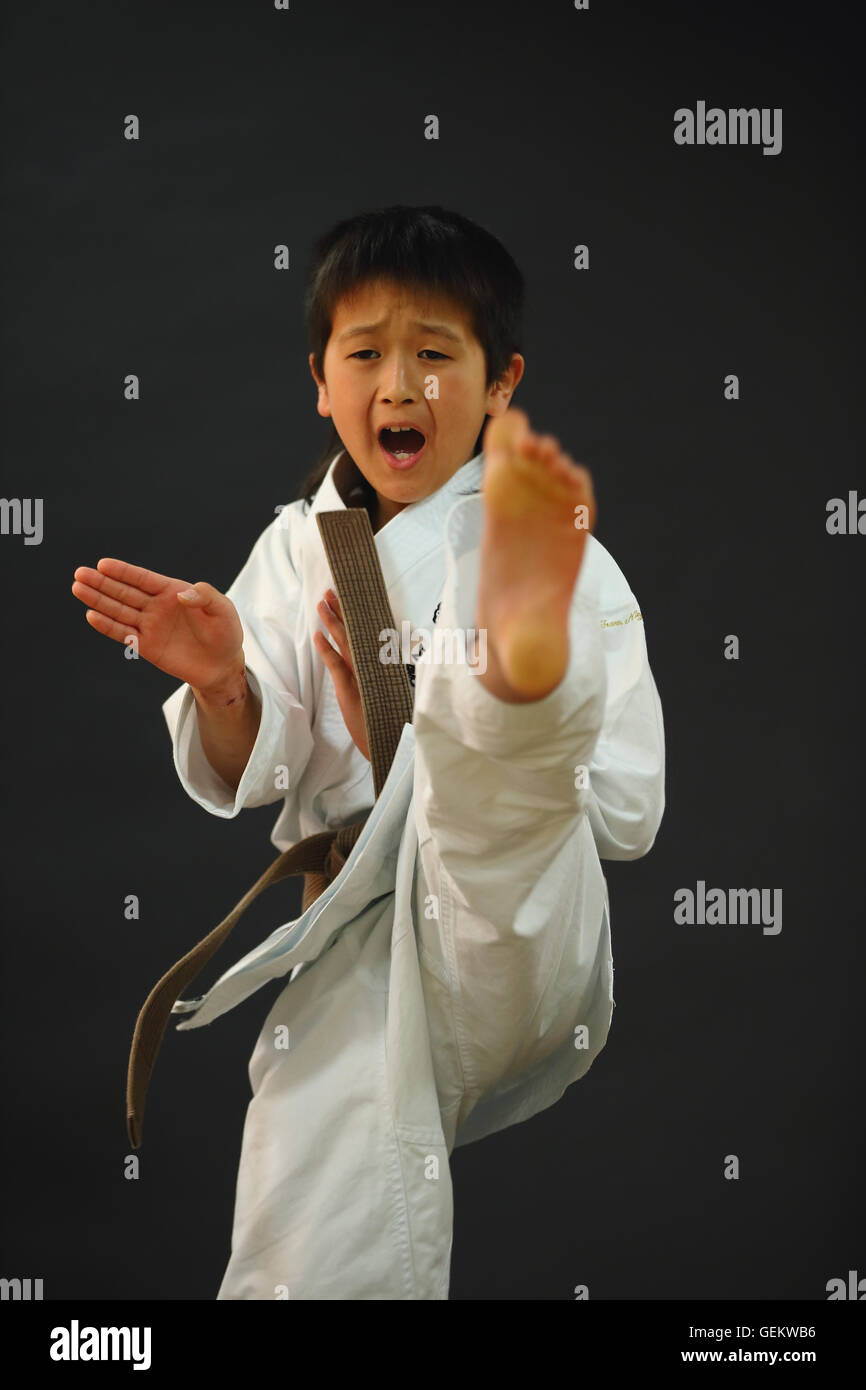 Japanische Kinder in Karate uniform auf schwarzem Hintergrund Stockfoto
