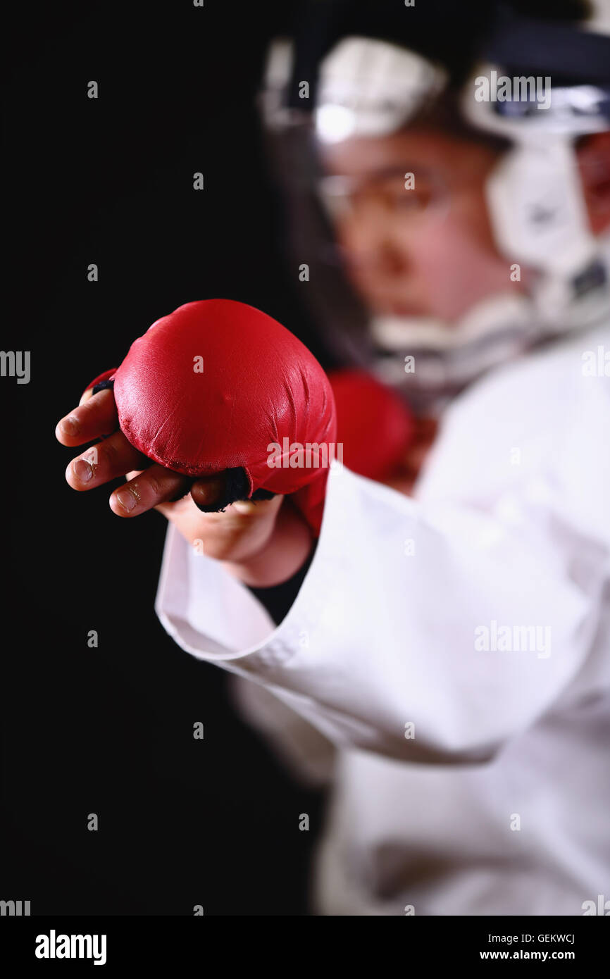 Japanische Kinder in Karate uniform auf schwarzem Hintergrund Stockfoto
