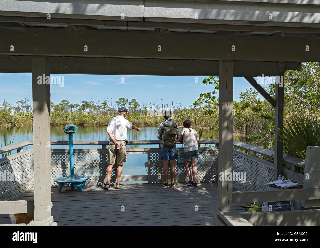 Big Pine Key, Florida, National Key Deer Refuge, The Blue Hole, Kalksteinbruch, Dozent mit Besuch paar aufgegeben Stockfoto