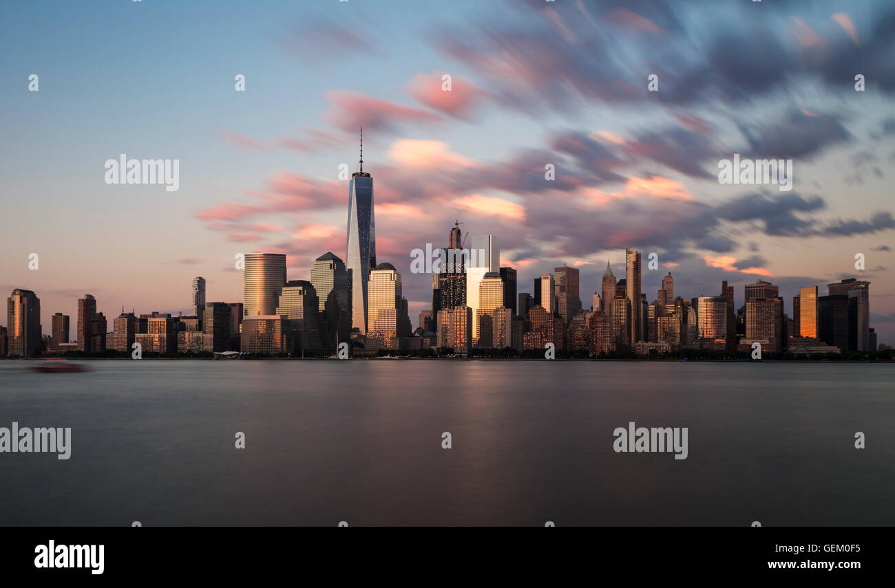 Die Skyline der Innenstadt Manhattan New York City und den Hudson River bei Sonnenuntergang Stockfoto